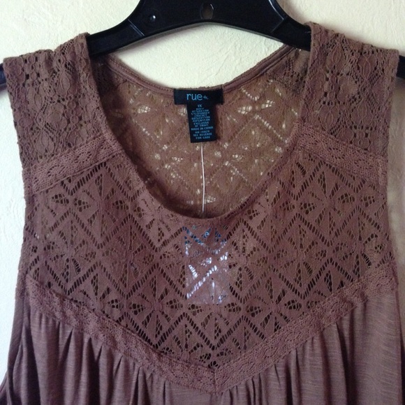 NWT - Size 1X Sleeveless Top with Lace Yoke - Picture 5 of 8